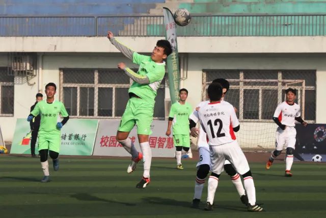 硬汉奋不顾身最后时刻球破门救皇马 头部被撞缝了20针